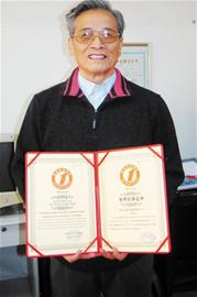 青岛7旬老人创世界纪录 成为服务时间最长老年义工