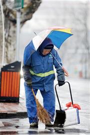 青岛75岁环卫奶奶雨中瘸腿清扫大街