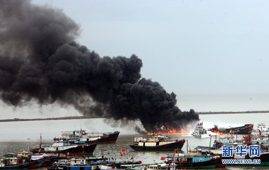 珠海香洲油船爆炸起火 码头被迫停运