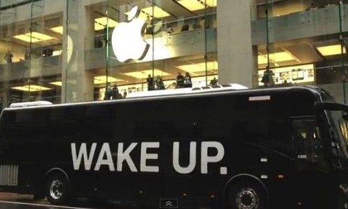 打上“醒醒吧”（Wake Up）字体的大巴车停在苹果店门前