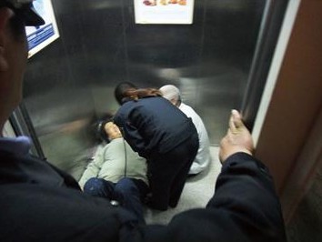 老夫妇躺在故障的电梯内