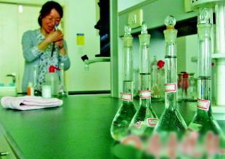 四瓶“珍珠”溶液样本正在进行铬含量检测。