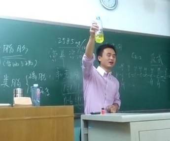 化学老师“水+添加剂”合成“果汁”
