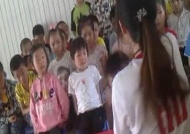 “幼儿园女教师殴打小孩”视频截图