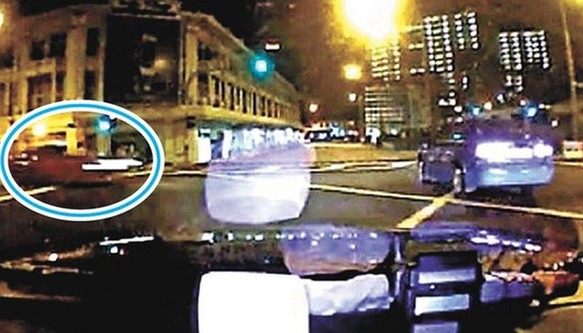 四川富豪马驰在新加坡驾驾驶限量版法拉利撞车