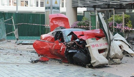 四川富豪新加坡驾限量版法拉利撞车