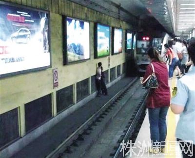 地铁痴汉露下体磨蹭女子 被捉后跳下站台(图)