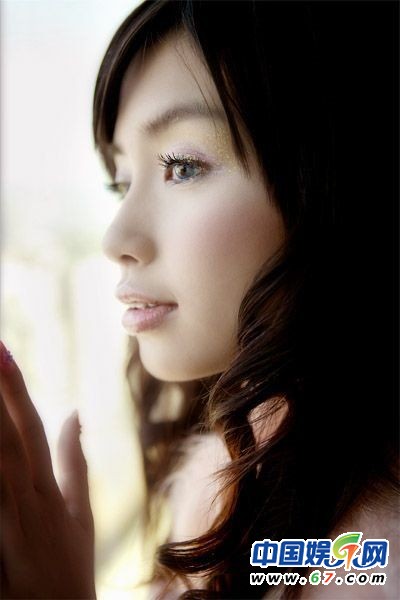 Angelababy旧素颜照曝光酷似凤姐 整容失败 - 