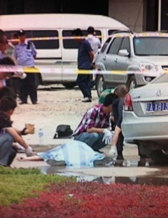 5月31日上午10点左右，宁夏银川市金凤区满城南街发生一起枪击案，受害人经抢救无效死亡，犯罪嫌疑人在逃。