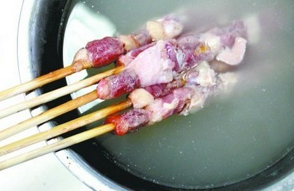 肉串泡在热水中后，清水变成了'浓汤'。