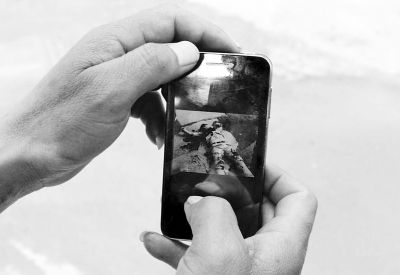 银川枪击案报警者美林园小区保安马金明展示他当时手机拍到的遇害人照片