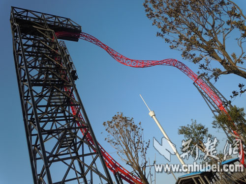 武汉欢乐谷过山车骤停 12游客高悬轨道半小时