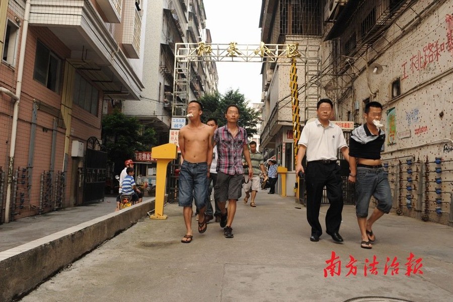 警方荷枪实弹端掉黑社会 查获大量警用装备