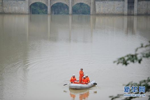 贵州面包车翻车落水 1人遇难8人失踪