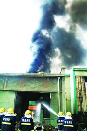 青岛停产化肥厂起火热浪冲出十米 气味令人作呕