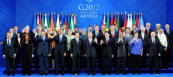 G20峰会胡锦涛弯腰拾国旗