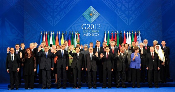 G20峰会胡锦涛弯腰拾国旗