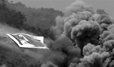 韩美三八线实弹演习 现场现朝鲜国旗疑变弹靶
