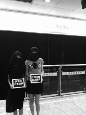 两名志愿者为抗议而在上海地铁里表演的行为艺术，引来了诸多路人和网友的关注