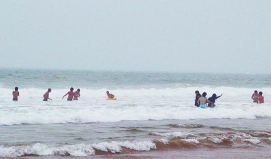 17岁少年下海抽筋3小伙施救 1人呛水昏迷