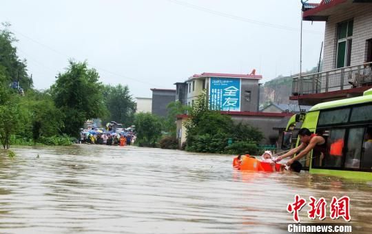 湖南强降雨道路被淹 消防战士端澡盆抢救婴儿