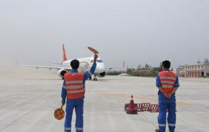 资料图：天津航空公司和田飞乌鲁木齐的ERJ-190客机