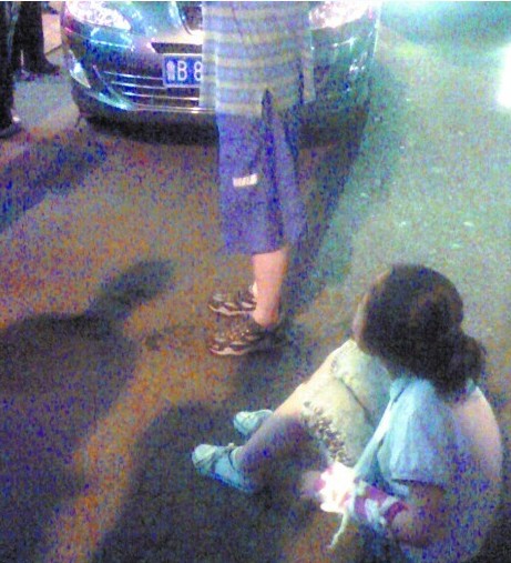 10岁女童被撞骨裂 家人任其坐路边先保护现场