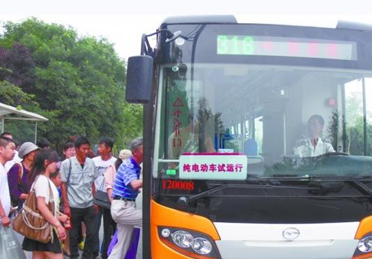青岛史上最贵公交开跑316路 身价200万千里之外监控