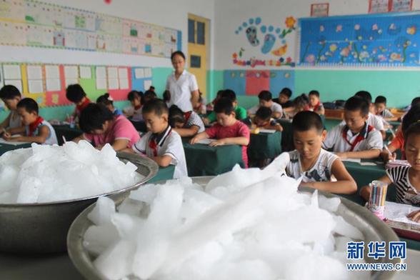 山东酷暑：学生考试教室放多盆冰块降温