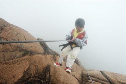 青岛7岁男孩崂山上玩跳悬崖 爸爸称很自豪