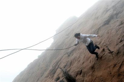 青岛7岁男孩崂山上玩跳悬崖 爸爸称很自豪