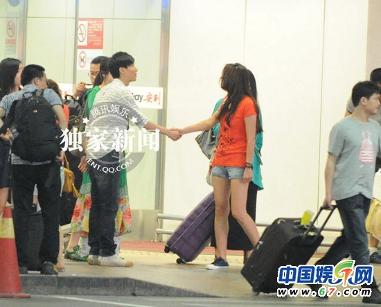 　陈楚生与美女同回京机场热聊 握手告别依依不舍