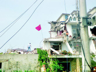 大连4栋别墅被百余人暴力拆除 房主废墟挂国旗