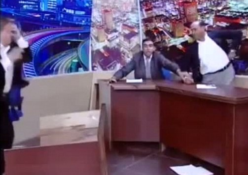约旦电视辩论议员扔鞋掏枪威胁