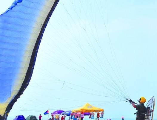 青岛风语者:滑翔伞运动似蓝色鸦片 写遗嘱也要飞
