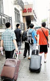 青岛海边酒店飙至400多元爆满 旅行社握房源不放