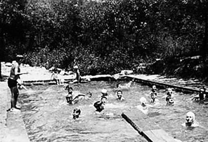 浮山76岁山泉游泳池填满垃圾 1936年露天洗澡照曝光