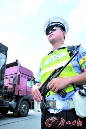 为应对各类突发情况，7月5日上午，京珠高速太和站，交警全副武装整治高速公路行车秩序。记者莫伟浓 摄
