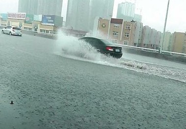 跨海大桥匝道雨篦子堵塞积水 6辆车熄火被淹