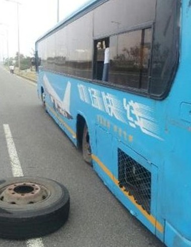 青岛机场巴士行驶中车轴断裂 后轮脱落