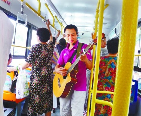 青岛公交卖唱哥弹吉他深情献唱 一身运动装气质阳光