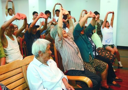 铁山坪,大学生唱起《拍手歌》,带着养老院的老人一起活动筋骨。 记者 蒋雨龙 摄
