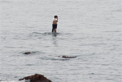 2女被困青岛栈桥礁石 被救回岸默然离去不说一句谢谢