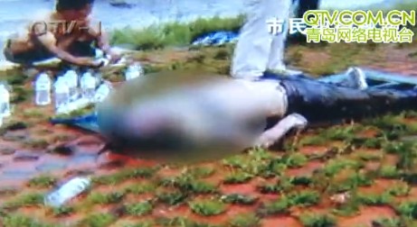 青岛居民海滩散步发现男尸 面部青紫鼻腔淌血