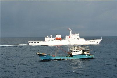 渔政船在现场开展护渔工作。新华社发
