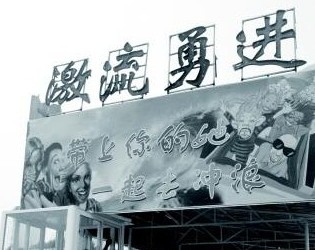 啤酒节嘉年华60种游戏 激流勇进惊呼狂喊 啤酒节嘉年华60种游戏 激流勇进惊呼狂喊