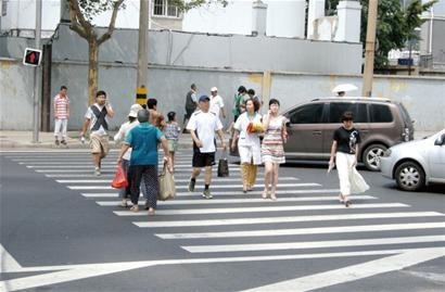 青岛青岛史上最短绿灯仅12秒 马路5车道想过得飞跑
