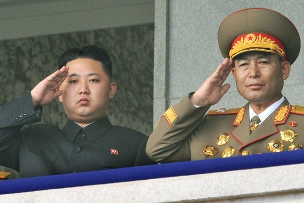 朝鲜人民军总参谋长李英浩15日被免去一切职务。图为金正恩左与李英浩合影的资料图片。