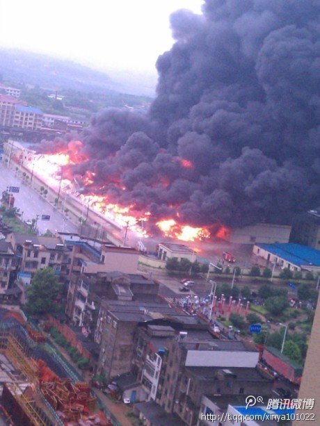 长沙旺旺食品厂区大火浓烟蔽日 百名消防急救援