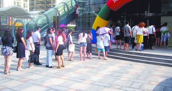 青岛中环国际广场白领上班等电梯排队十余米 站大街上